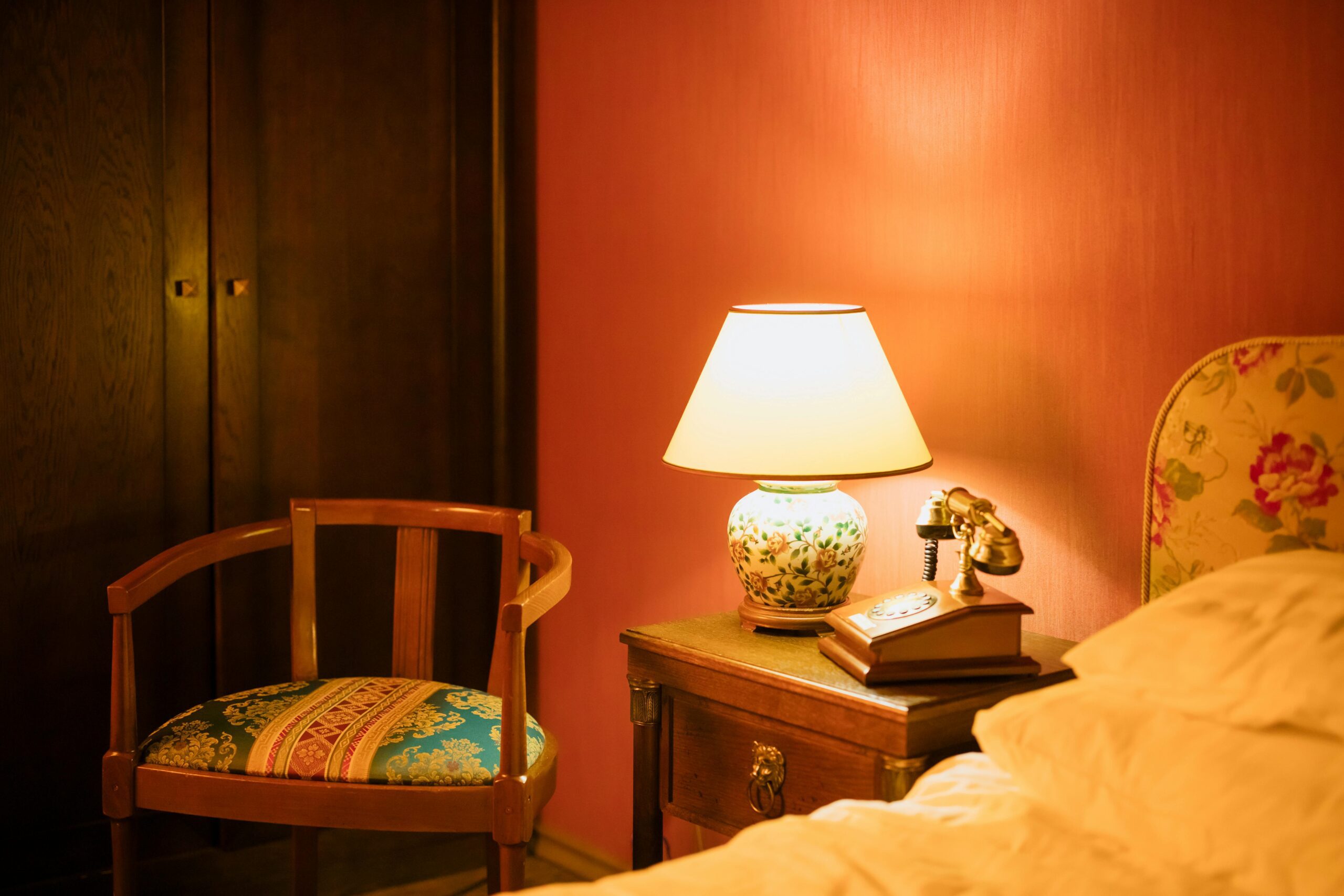 comfort-first bedside lamp with a familiar silhoutte for cozy lighting